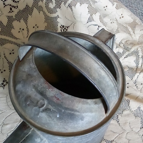 Galvanized tin watering can circa 1940 small dent on top, 2 gallon 16" - Picture 8 of 8
